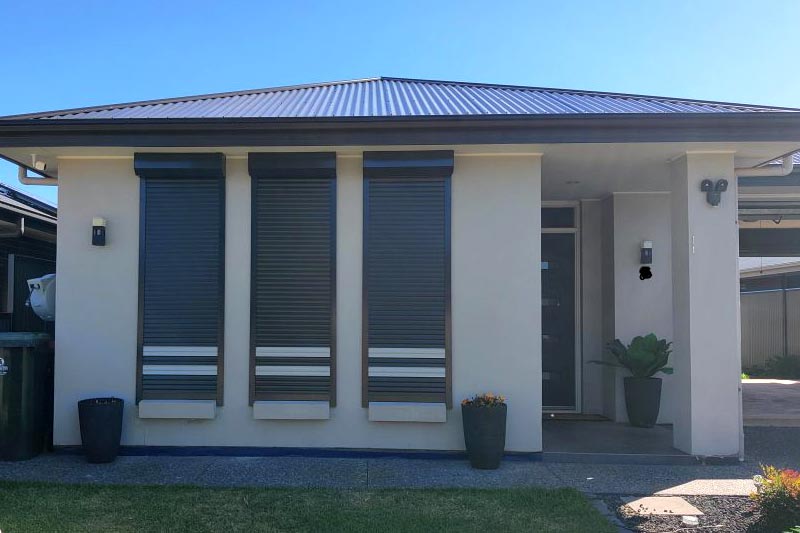 Battery-operated roller shutters for windows and doors