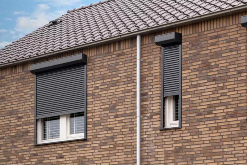 Off-grid roller shutter automation solar panel